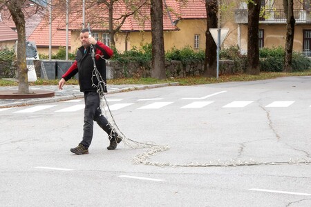 ZAČETEK PRAZNIČNE  OKRASITVE CERKNICE 01 FOTO LJUBO VUKELIČ